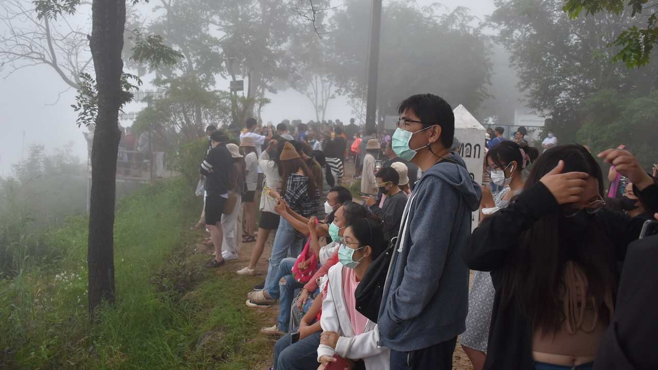 นักท่องเที่ยวนับหมื่นฝ่าสายหมอกยามเช้า รับความเย็น 18 องศาฯ บนภูทอก