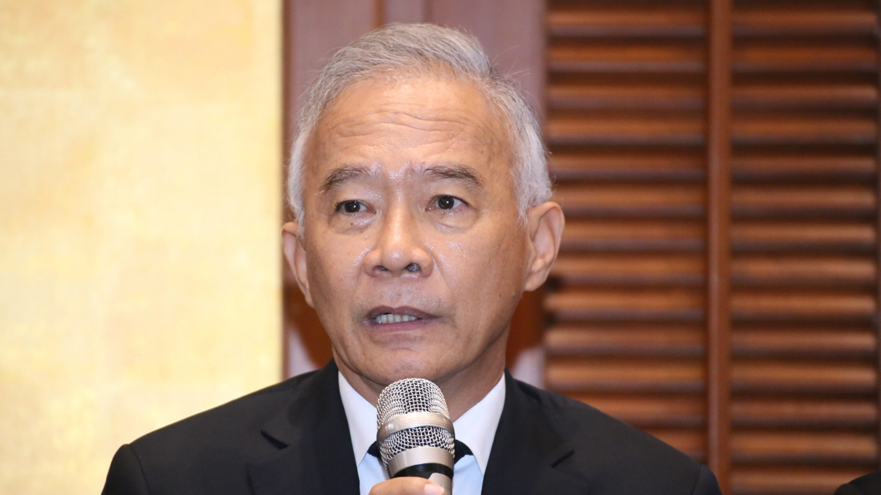 "สุวัจน์ ลิปตพัลลภ" เปิดอนุสาวรีย์ พลเอกชาติชาย โดนชาวโคราชรุมถ่ายรูปมาดเท่ๆ