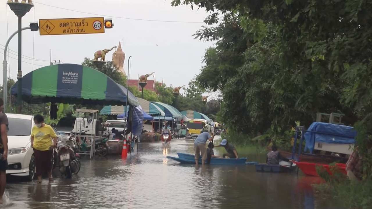 ชาวบ้าน อ.ท่าช้าง 3 ตำบลขนของหนีน้ำขึ้นมานอนริมถนนหลังแม่น้ำน้อยเอ่อท่วม