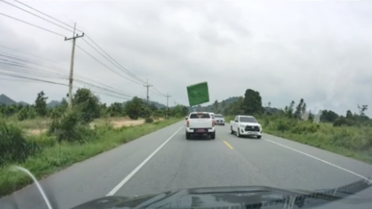 มาได้ไง หนุ่มร้องเสียงหลง ขับรถอยู่ดีๆ ได้ "ที่นอน" บินเป็นของแถม