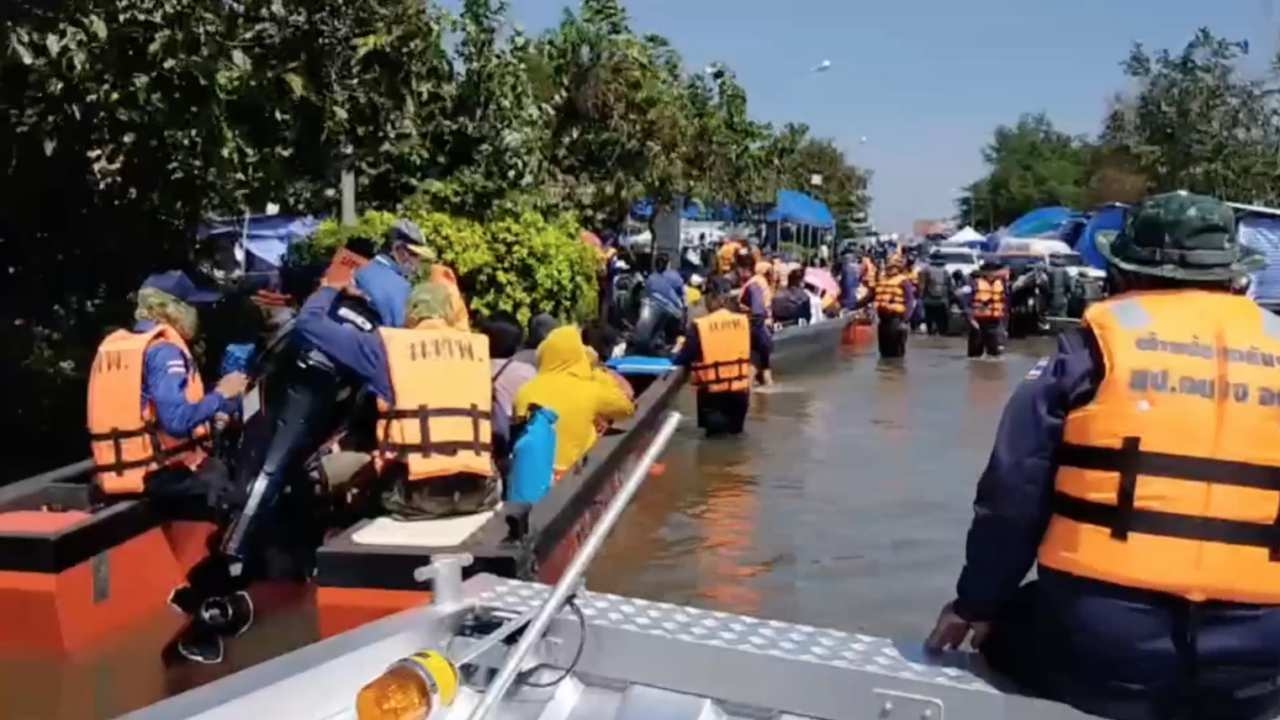 อุบลฯ ลมหนาวพัดแรง เรือข้ามฟากน้ำท่วมสู้ไม่ไหว ต้องเปลี่ยนเส้นทางใหม่