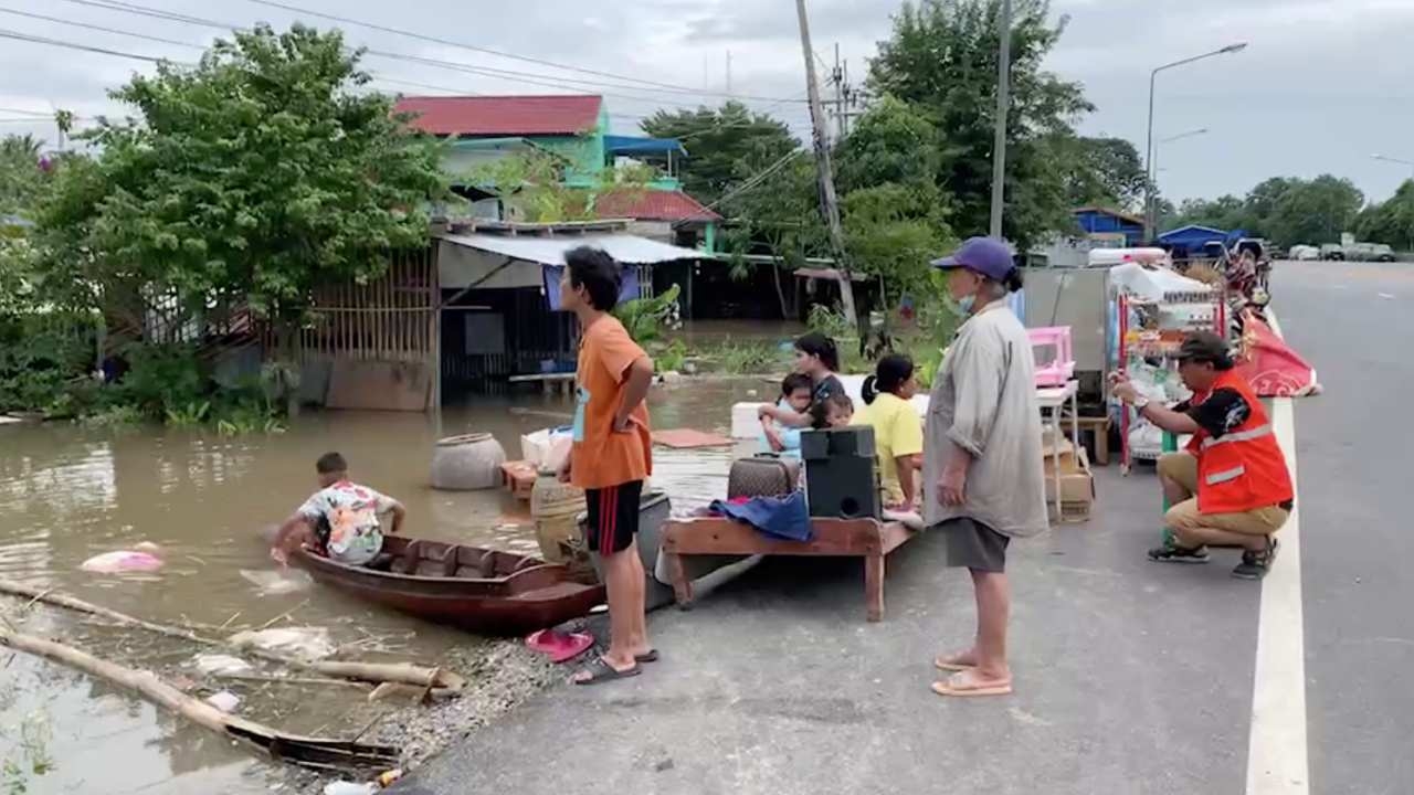 เจ้าพระยาล้นตลิ่ง น้ำท่วมสิงห์บุรีขยายตัววงกว้าง เดือดร้อนแล้ว 6 อำเภอ