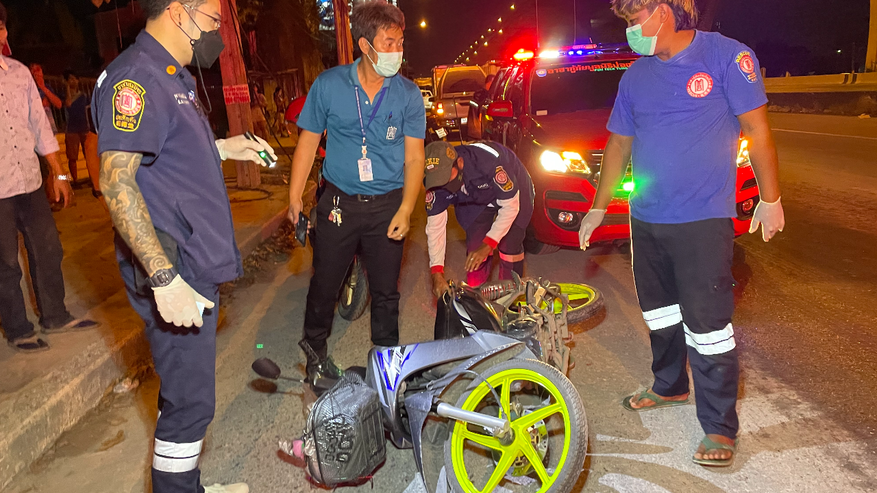 จยย.โดดลูกระนาดคว่ำ สาวซ้อนบาดเจ็บ-หนุ่มคนขับกระเด็น รถบี้หัวแบะดับ