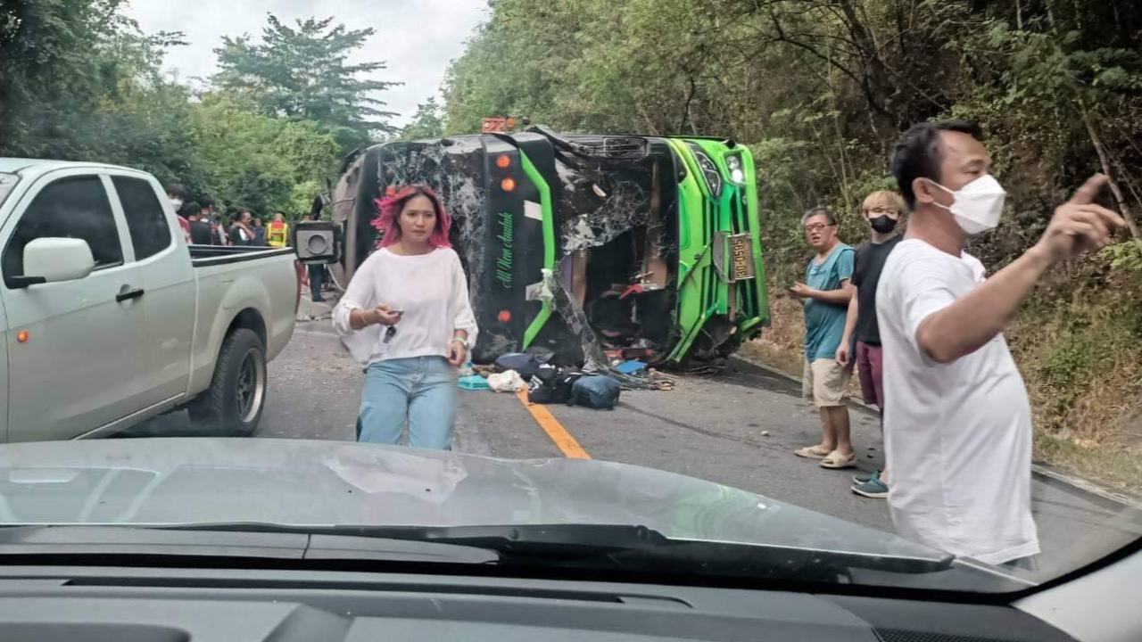 ทัวร์ท่องเที่ยวคว่ำทางลงเขาน้ำหนาว บาดเจ็บ 46 คนขับดับคาที่ 