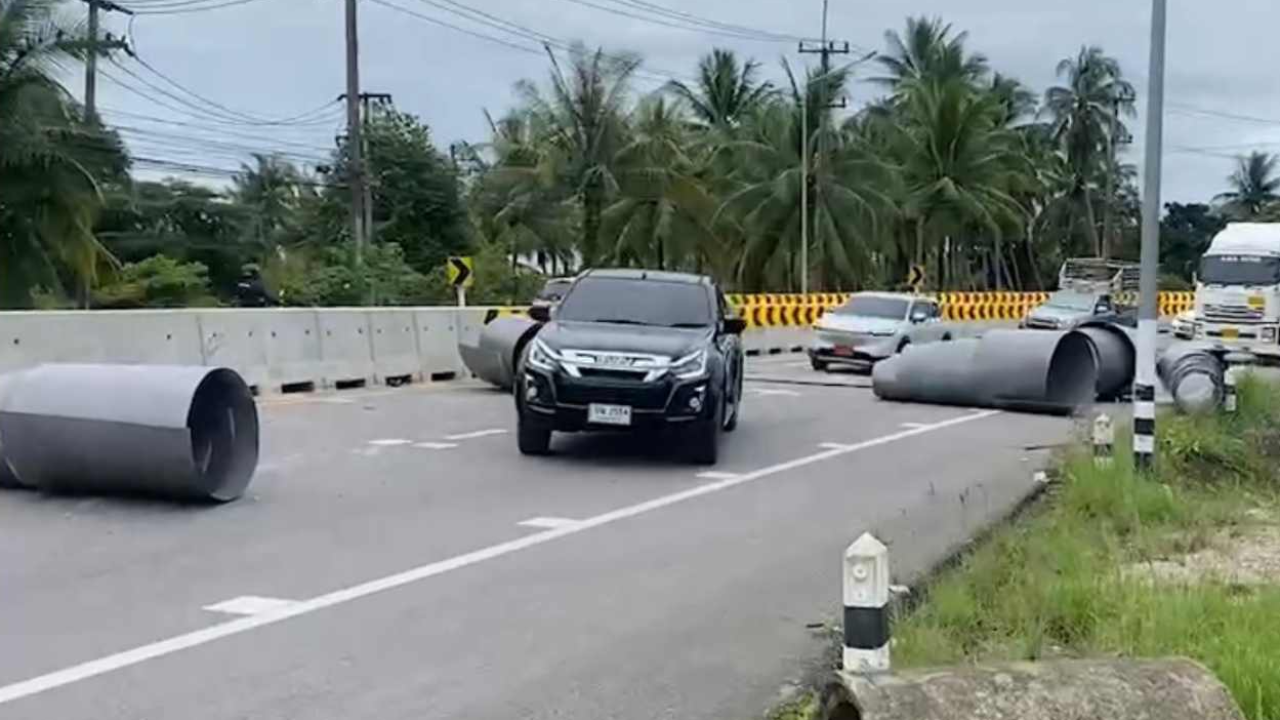 รถพ่วงทำเหล็กม้วนนับสิบตันร่วงเต็มถนน พบสไลด์หลุดช่วงเข้าโค้ง