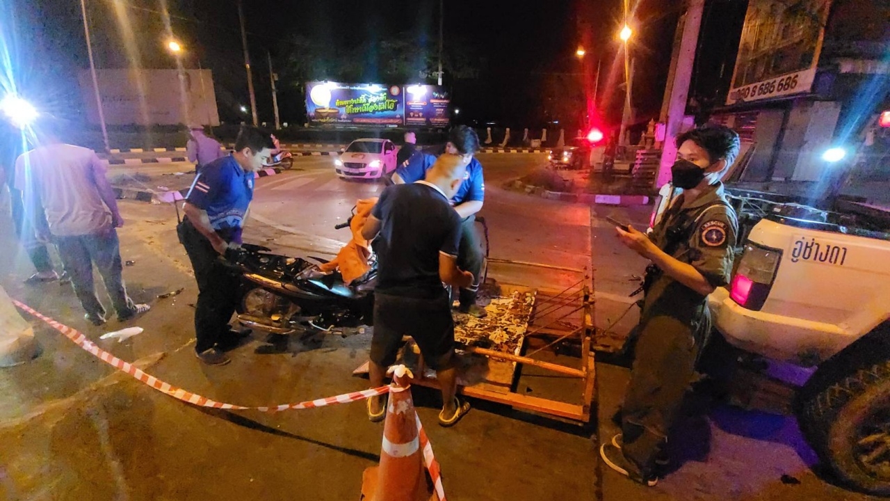 สาวห่วงเพื่อนชายเมาหนัก อาสาขี่ส่งบ้าน ดันฝ่าไฟแดงถูกบิ๊กไบค์ชนดับคู่
