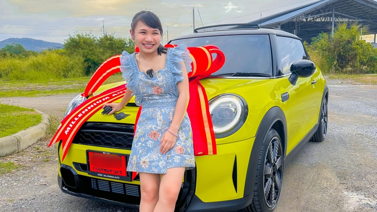 เจนนี่ ทำเซอร์ไพรส์ถอยรถป้ายแดงให้ ลิลลี่ ในวันเกิด แฟนๆ ส่องทะเบียนรถ