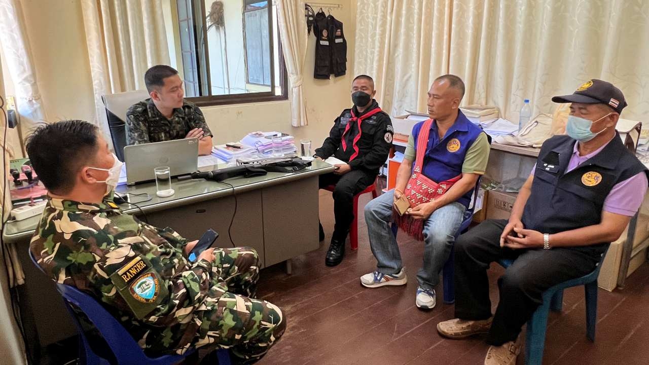 ชาวบ้านคืนปืน จนท.อช.ดอยผ้าห่มปกครบ หลังชุลมุนชิงผู้ต้องหา จนท.เจ็บ 5