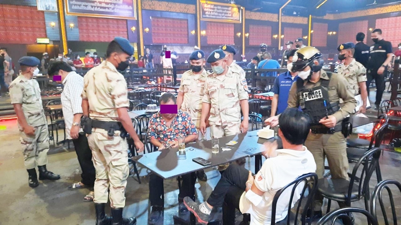 ร้อยเอ็ดลุยจัดระเบียบสถานบันเทิง ค้นผับ-บาร์ เจอนักเที่ยวเสพยาแค่รายเดียว