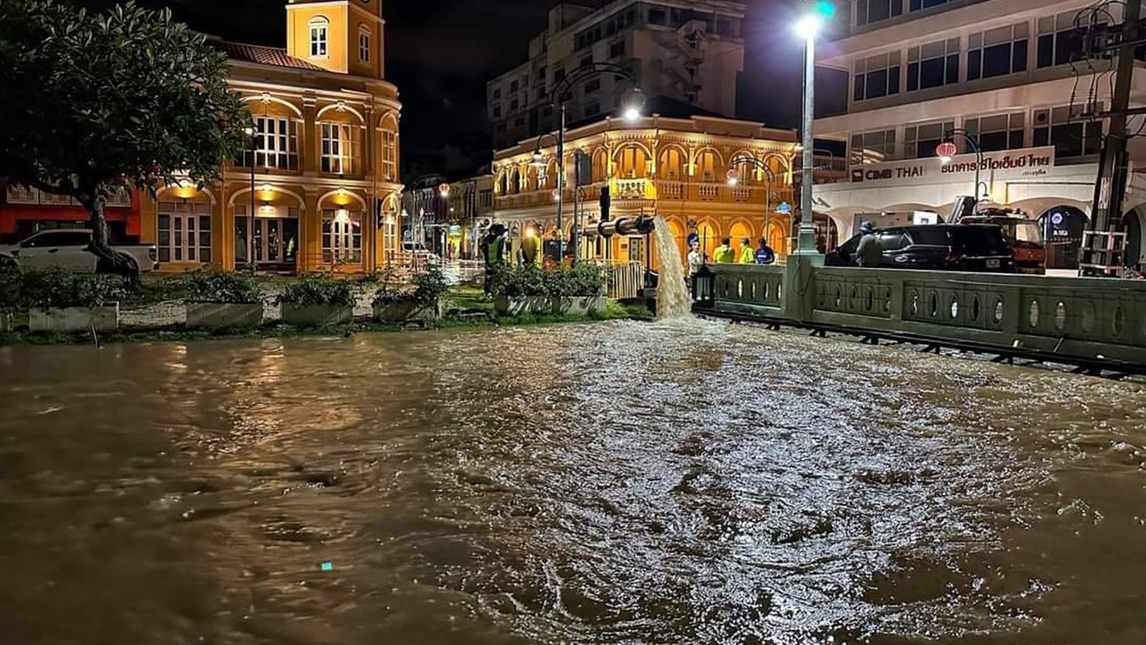 ภูเก็ตอ่วม ฝนเทหนักทั้งคืน น้ำท่วมขังถนน บางจุดสูงกว่า 1 ม.