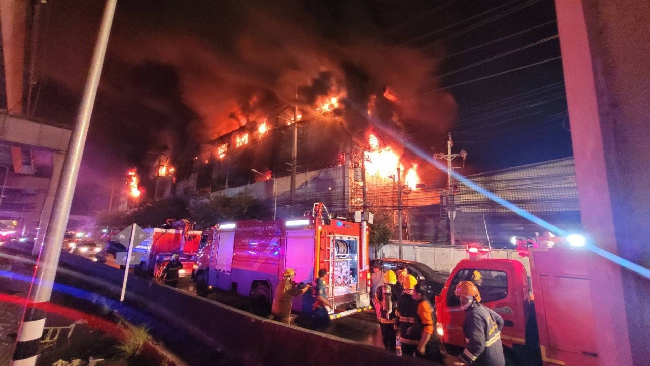 หนีตายอลหม่าน ไฟไหม้โรงงานรองเท้าดัง ย่านบางพลี ล่าสุดเพลิงยังไม่หยุด