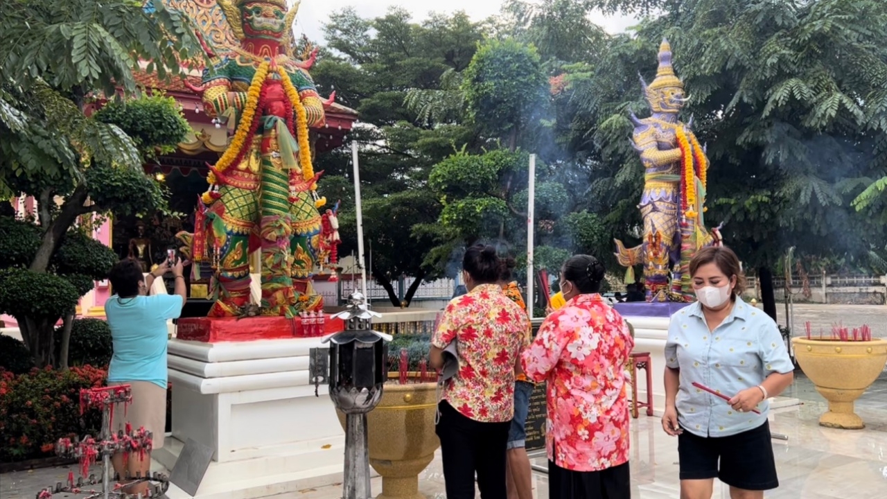 ชาวบ้านแห่แก้บน "ท้าวเวสสุวรรณ" หลังได้รับโชคหลักล้าน ไม่พลาดขอ "เลขเด็ด" ลุ้นรวยอีกงวด