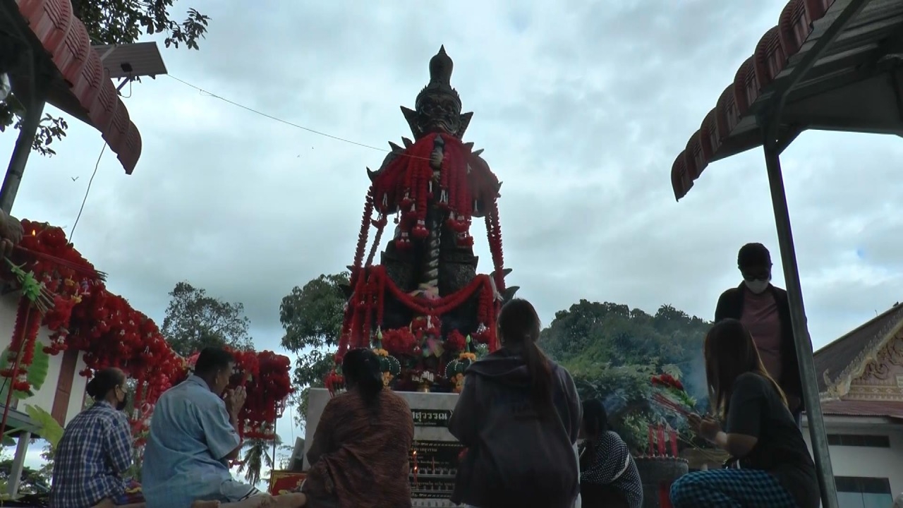 คอหวยคึกคัก แห่ขอโชค "ท้าวเวสสุวรรณ" ไม่พลาดได้ "เลขเด็ด" งวดนี้ลุ้นรวย