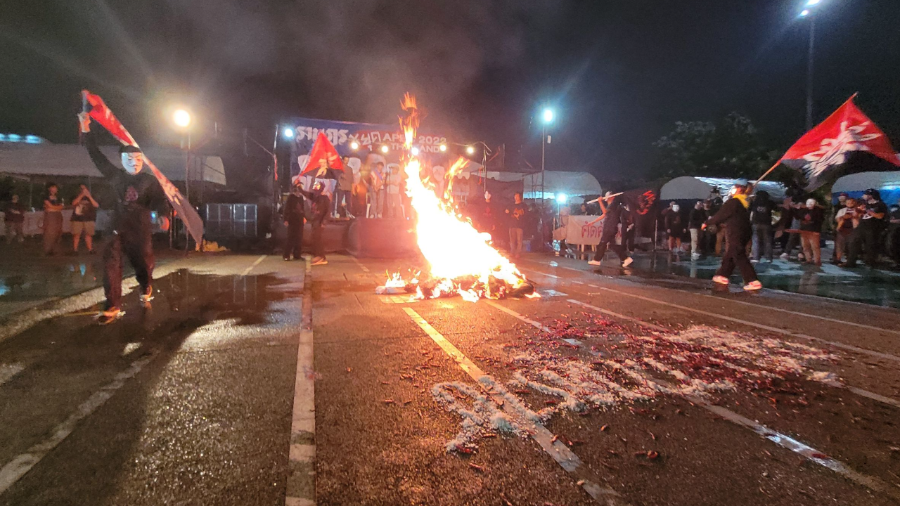 ม็อบ APEC เผาพริกเผาเกลือและหุ่นฟางสาปแช่งเผด็จการ แฉมีคนถูกเจาะข้อมูล