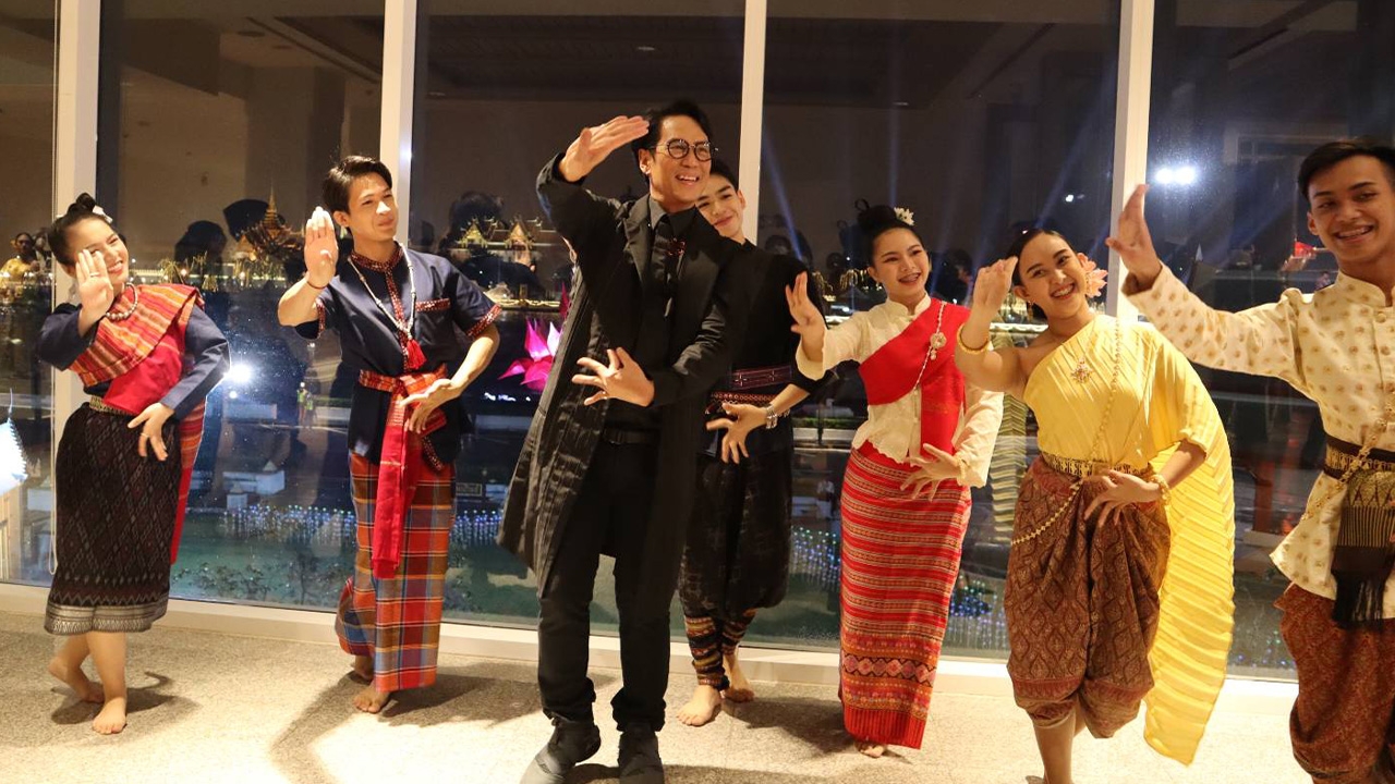 เบิร์ด ธงไชย ร้องเพลง ลอยกระทง ต้อนรับผู้นำ เอเปก งานเลี้ยงนายกฯ เป็นเจ้าภาพ