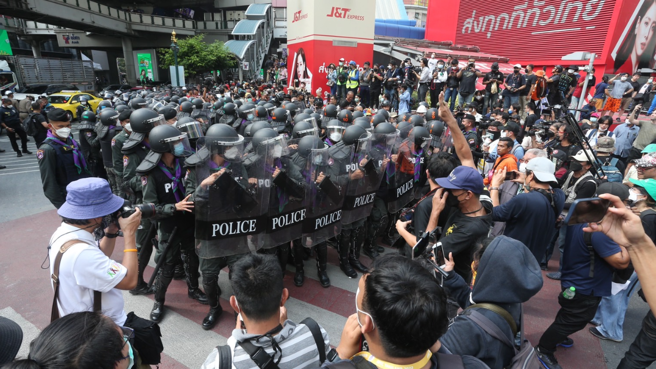 ตร.สกัดม็อบราษฎร มวลชนไม่พอใจ "ฉีดสี-สาดน้ำ" อ่านแถลงการณ์ ก่อนแยกย้าย