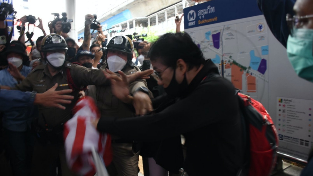 เอเปก เริ่มวุ่น ม็อบยึดทางขึ้นลง BTS อโศก ตำรวจล็อกตัวก่อนปล่อย