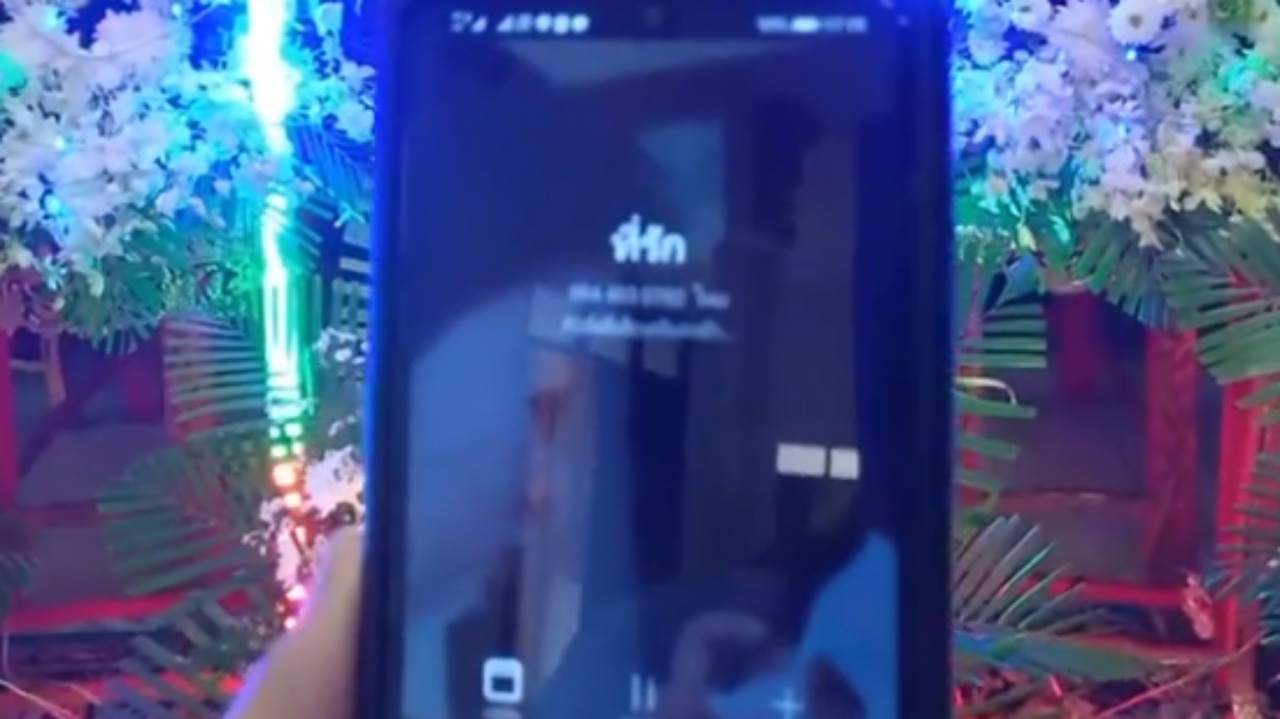 สาวไปงานศพแฟนเก่า เลิกมาแล้ว 5 ปี ลองโทรเข้ามือถือ ถึงกับเศร้า