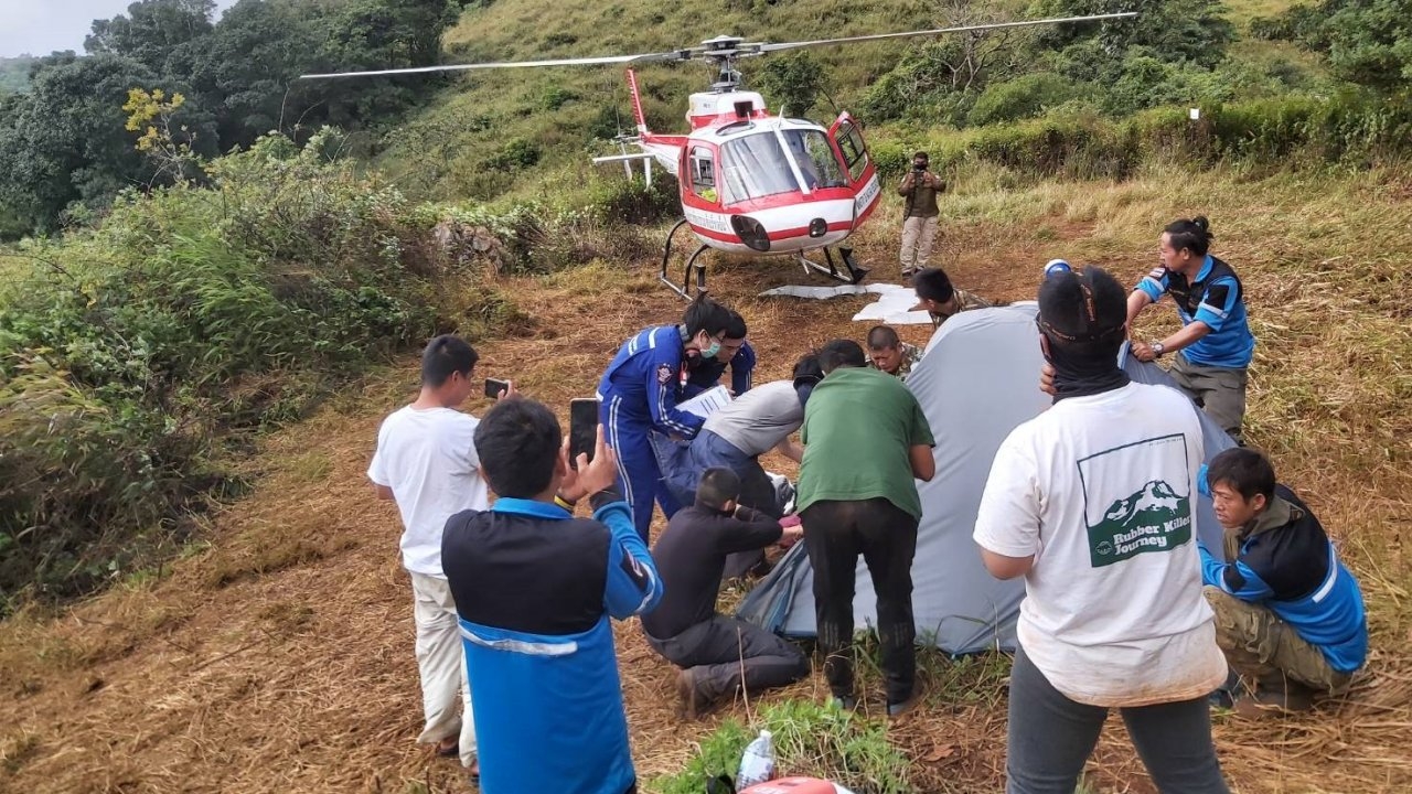 ทีม Sky doctor รับ นทท.สาวล้มกระแทกหินเจ็บสาหัสที่เชียงดาว ส่ง รพ.สวนดอก