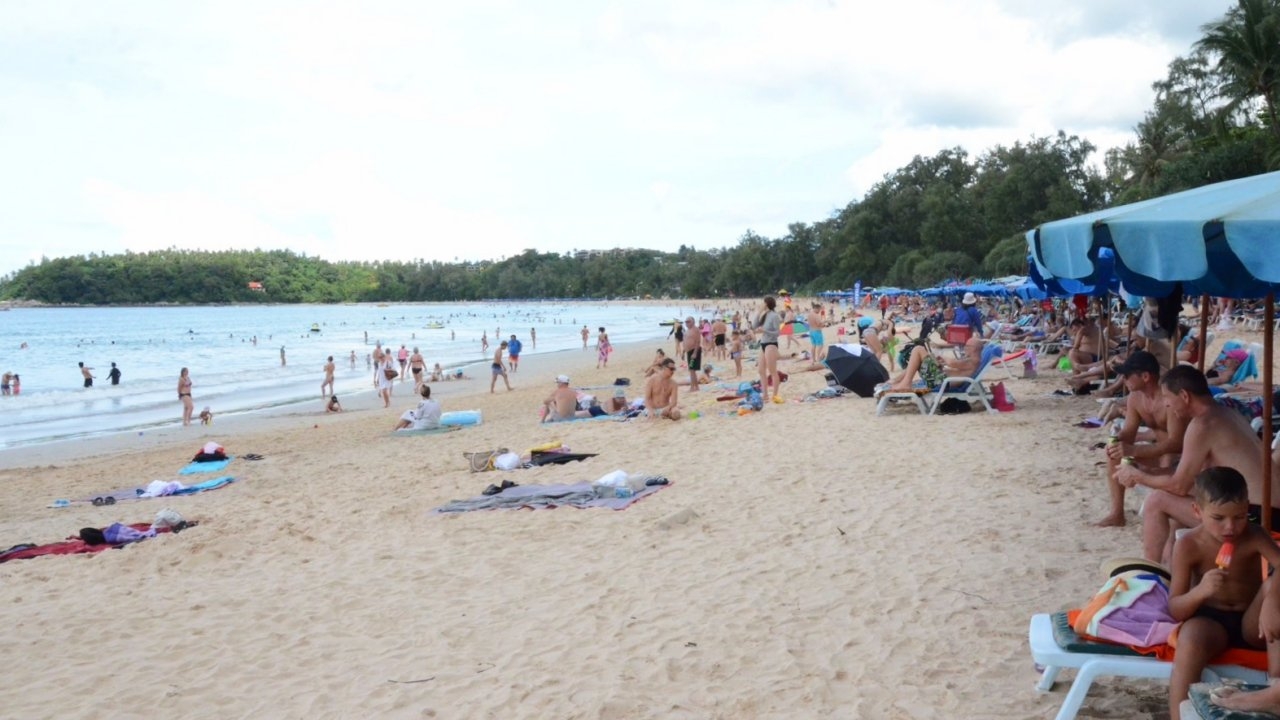 หยุดยาวประชุมเอเปกภูเก็ตคึกคัก นักท่องเที่ยวมาเพียบทั้งคนไทยและต่างชาติ