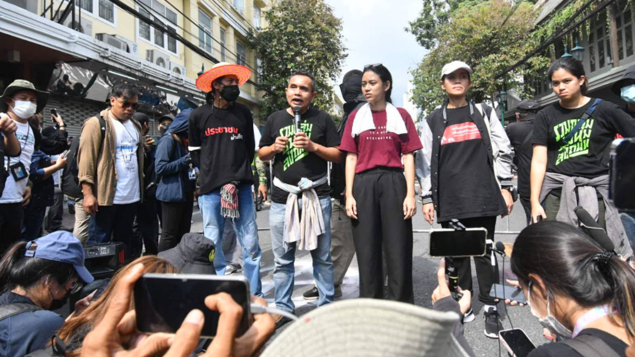 "ม็อบ" ยอมถอยกลับ "ลานคนเมือง" หลัง คฝ.ติดตั้งตู้คอนเทนเนอร์เสร็จ