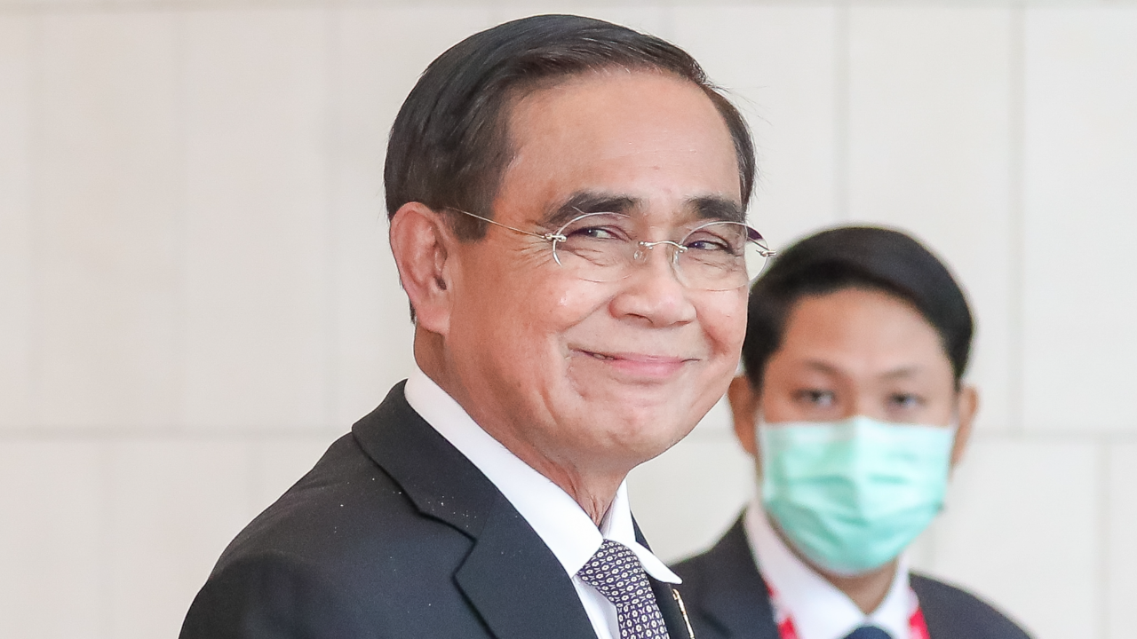 ยิ้มหวานให้สื่อ "บิ๊กตู่" อารมณ์ดี ก่อนเข้าประชุม APEC 2022 วันสุดท้าย 