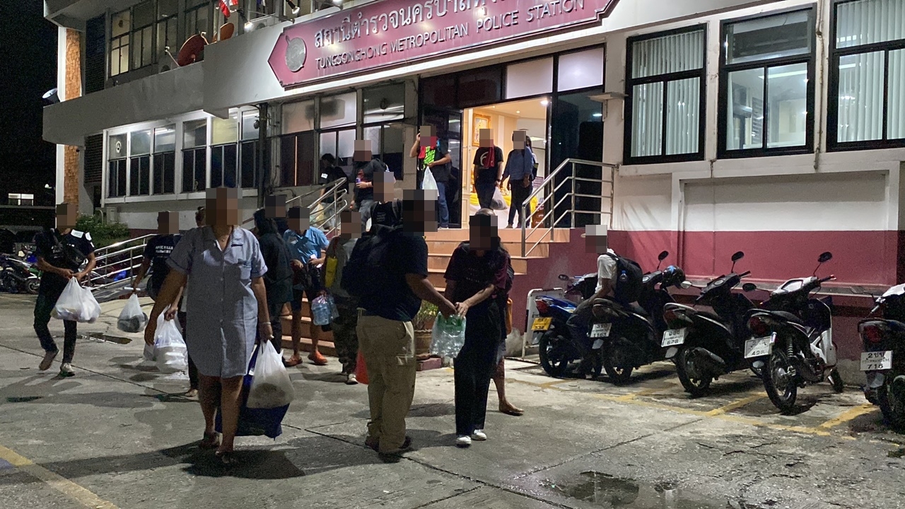 สน.ทุ่งสองห้องให้ประกันแล้ว 23 คน ผู้ชุมนุมต้าน APEC-อีก 2 คนรอเช้า