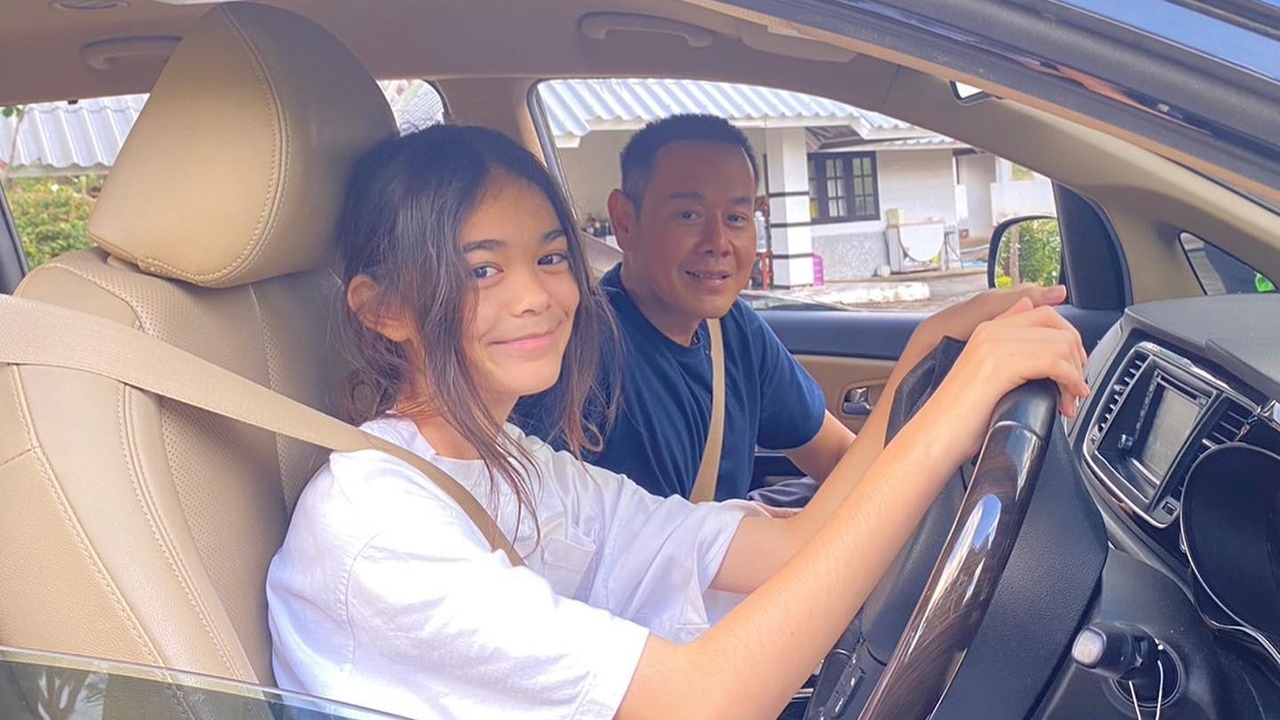 น้องลียา โตเป็นสาวแล้ว พ่อเป๊ก สัณณ์ชัย สอนขับรถให้ลูกด้วยตัวเอง 