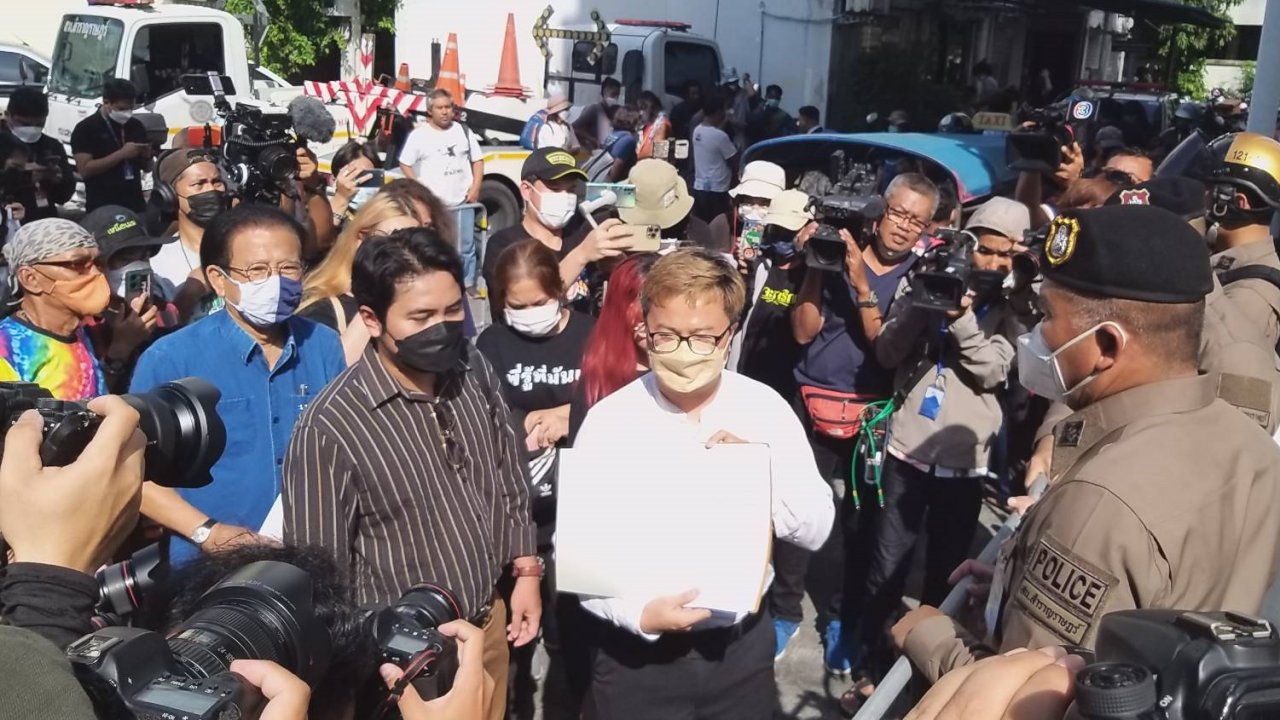 กลุ่มราษฎรหยุด APEC 2022 แจ้งความเอาผิด ตำรวจ คฝ.ใช้กำลังทำประชาชนบาดเจ็บ