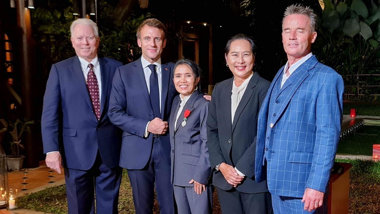 "แสงเดือน ชัยเลิศ" นักอนุรักษ์ช้างได้รับเครื่องราชฯ ชั้นอัศวินจาก ปธน.ฝรั่งเศส