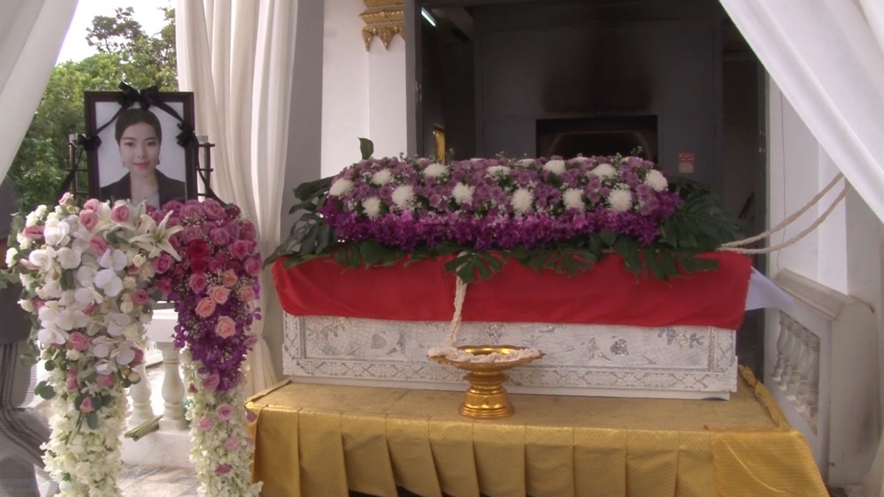 ญาติร่วมอาลัยในพิธีฌาปนกิจเศรษฐินีลาว ถูกฆาตกรรมทิ้งศพลอยน้ำโขงที่นครพนม