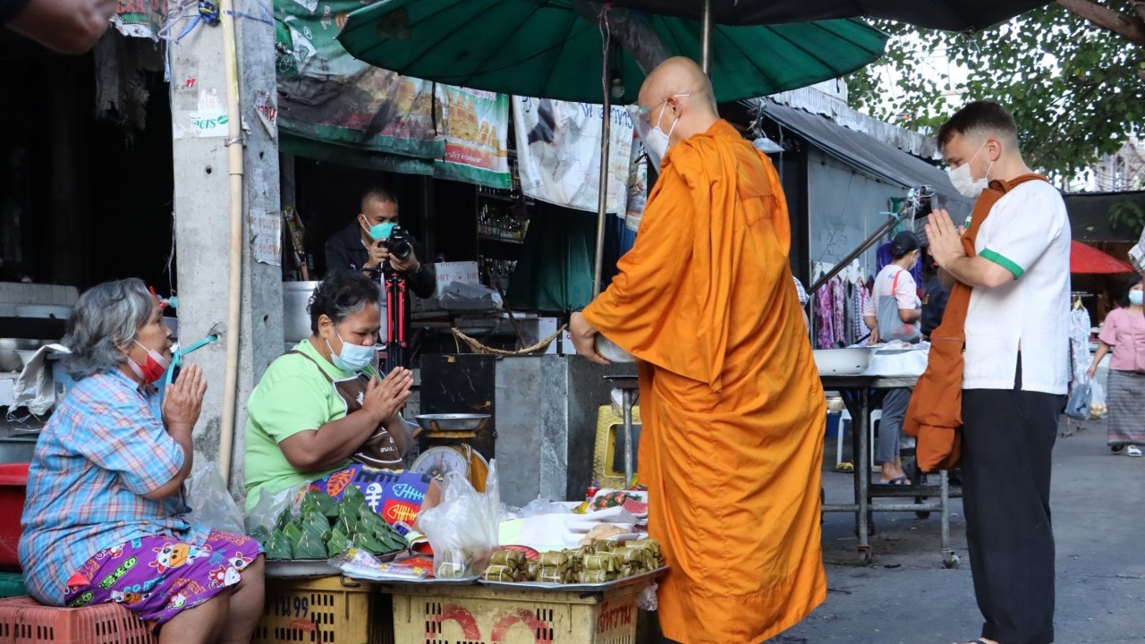 เขยฝรั่งเศสขอเป็นเด็กวัด เดินตามพระสงฆ์ออกบิณฑบาต ในวันแต่งงานที่โคราช