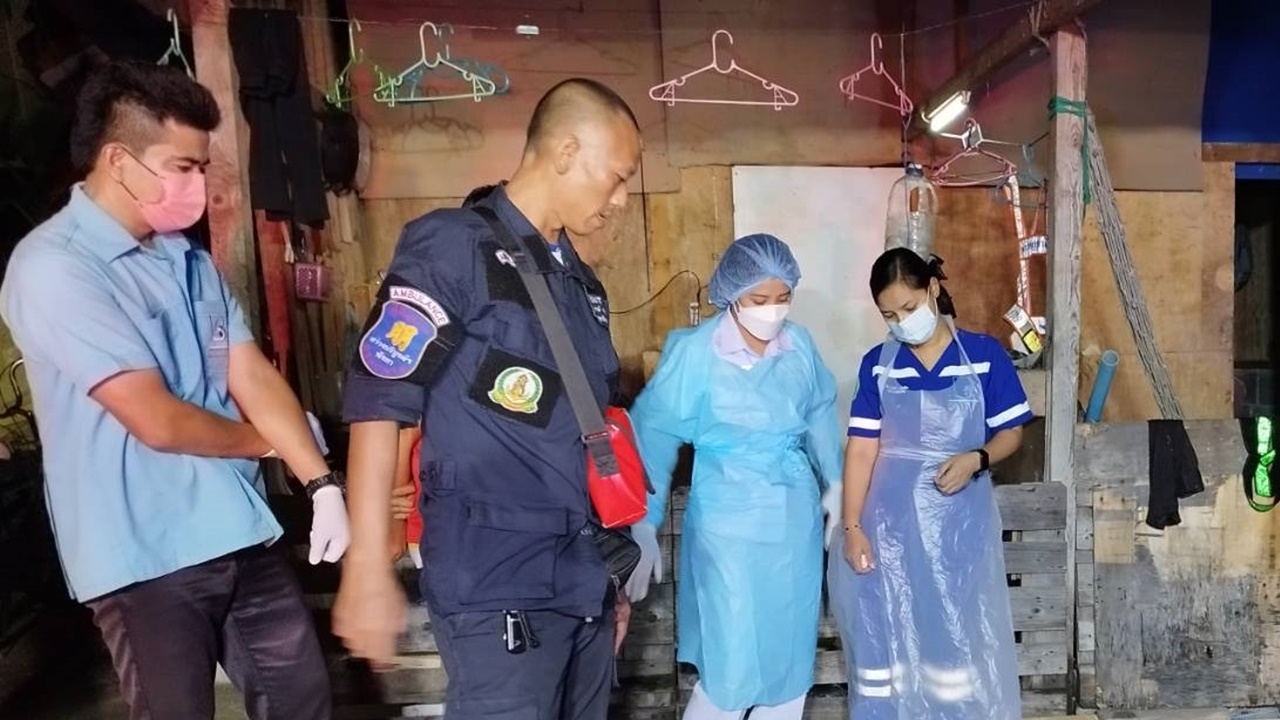 ทะเลาะกลางวงเหล้า หนุ่มพม่าคว้ามีดแทงชายไทย ปักกลางอกตายคาที่