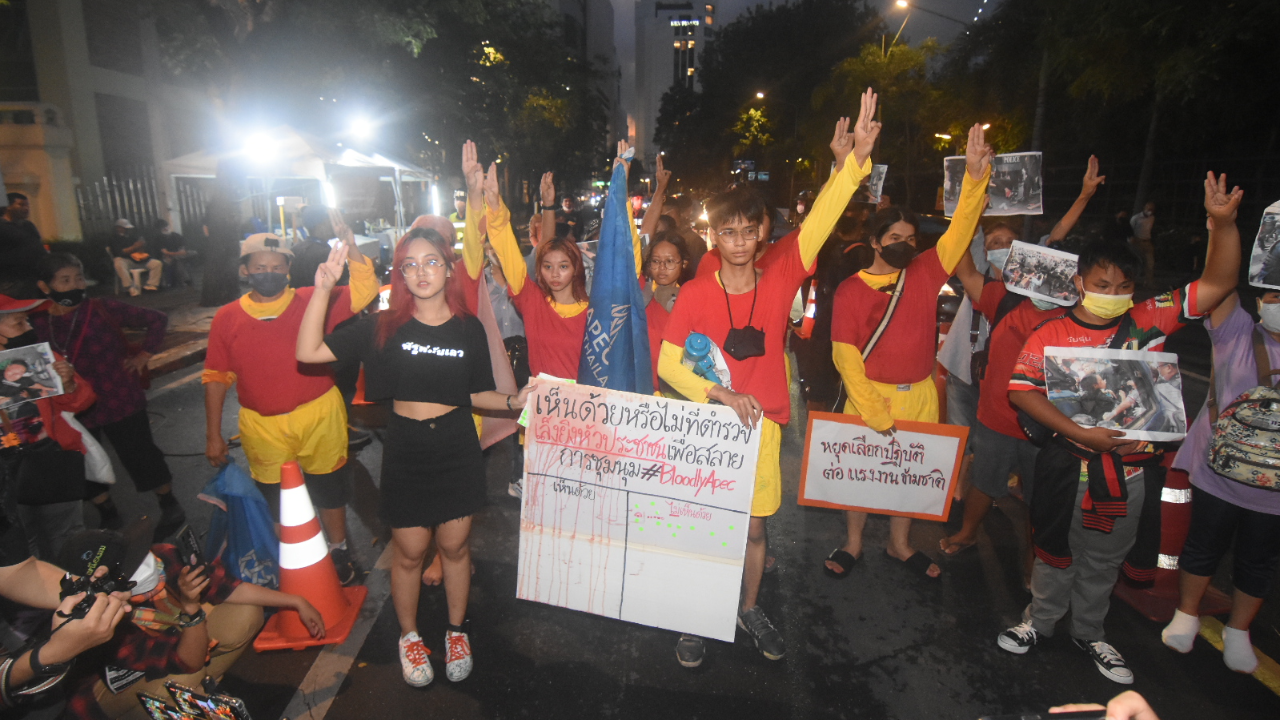 ม็อบราษฎร บุก สตช. ประณาม ตร.ใช้ความรุนแรงประชาชน สาดของเหลวใส่ธง APEC 