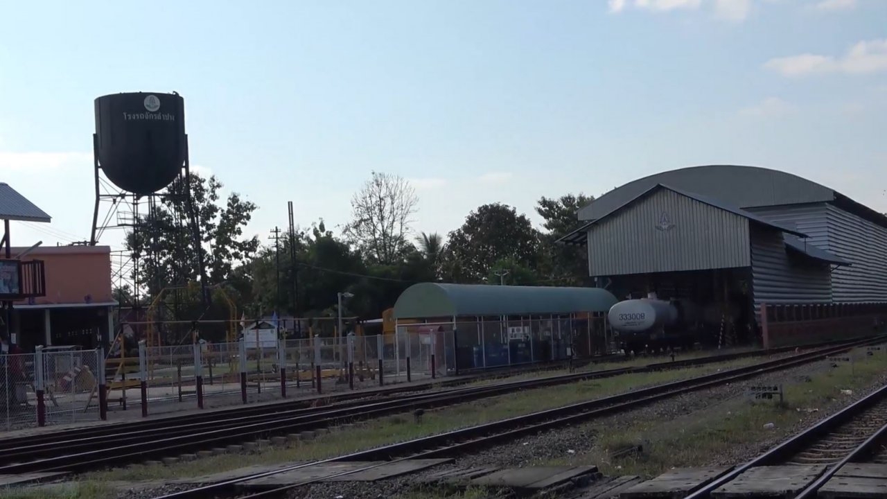 รถไฟชนรถพ่วง 18 ล้อที่ลำพูนไม่กระทบสายเหนือ ยกหัวรถจักกลับมาซ่อมที่ลำปาง