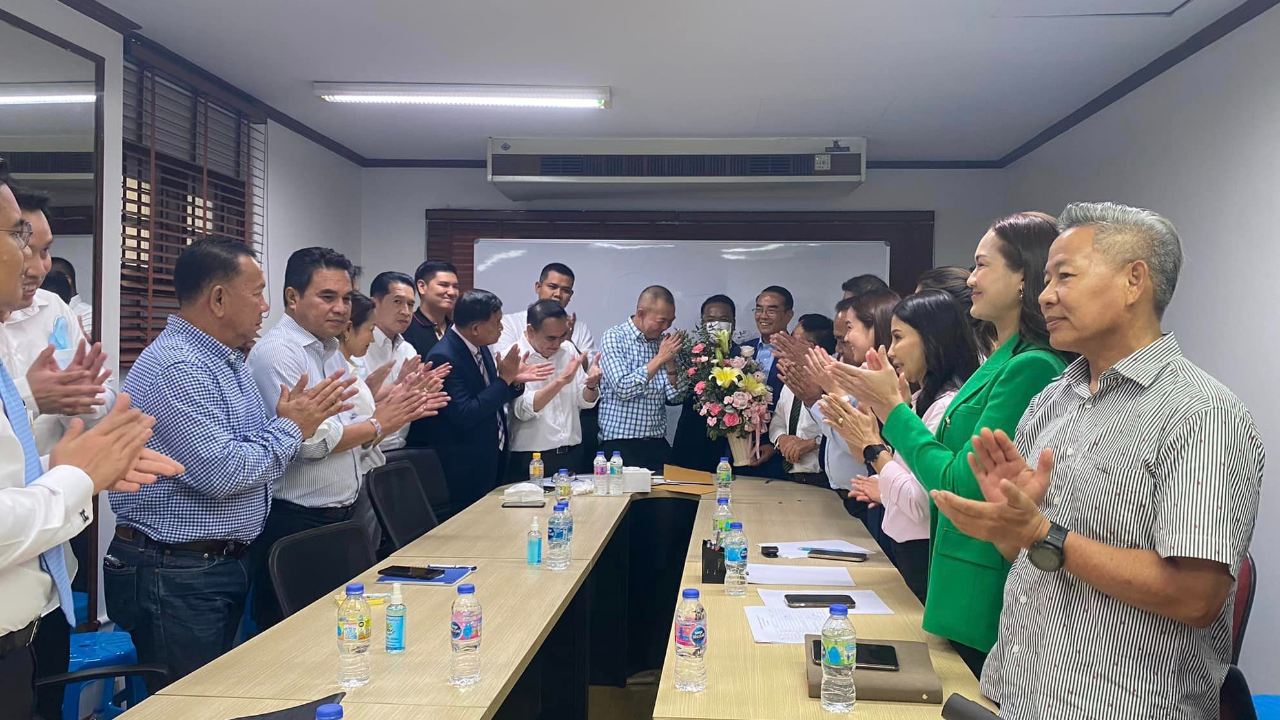 ลูกพรรค ปชป. หอบช่อดอกไม้ให้กำลังใจ “เฉลิมชัย” ฝ่าวิกฤติพรรคผลัดใบ