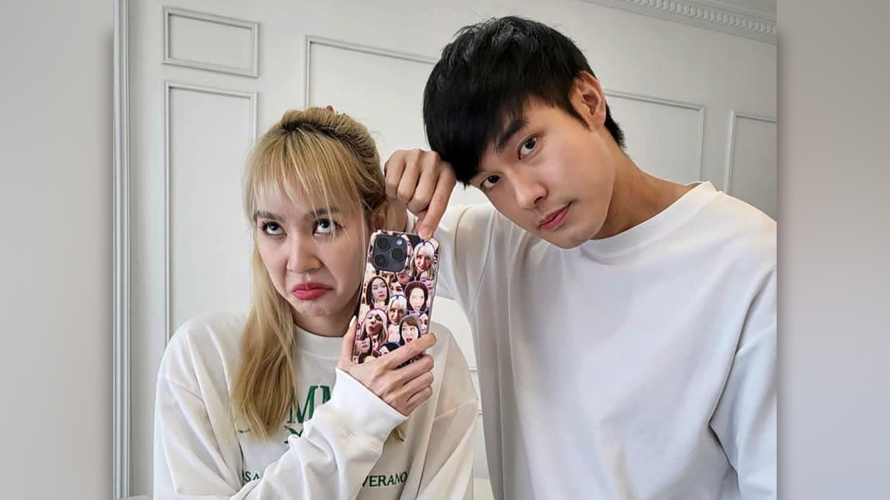 "หน่อง-ธนา" มอบของขวัญให้แล้ว "โฟร์-ศกลรัตน์" หน้าเหวี่ยงทำแฟนๆชอบใจ