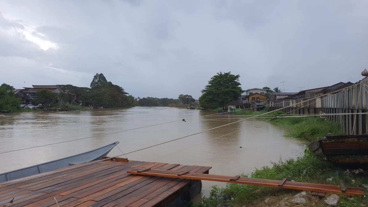 นราธิวาสฝนตก 3 วันติด ทำให้ระดับน้ำในแม่น้ำโก-ลกสูงขึ้นจนต้องเฝ้าระวัง