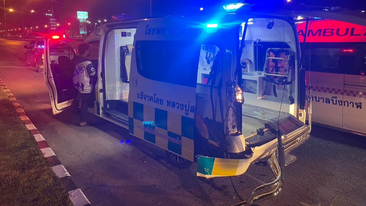 เห็นไฟเขียว ด.ญ. 2 พี่น้อง บิดจยย.ชนรถฉุกเฉินนำคนเจ็บส่งรพ. ดับ 1 สาหัส 1