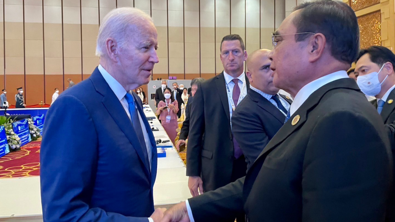 เปิดภาพ "บิ๊กตู่" จับมือทักทาย "ไบเดน" ที่กัมพูชา เชื่อมสัมพันธ์ 2 ประเทศ
