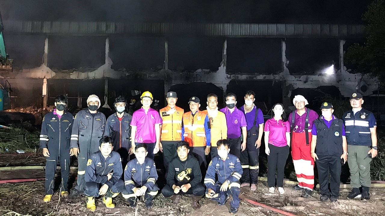 คุมเพลิงได้แล้ว ไฟไหม้โกดังเก็บของเล่นกลางเมืองร้อยเอ็ด รอตรวจสอบสาเหตุ