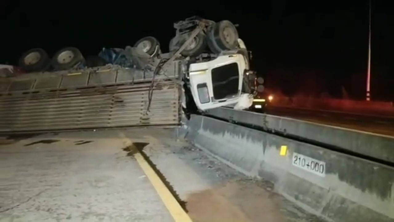 รถบรรทุกชนกัน 3 คัน หน้าศาลปู่โทน ตาย 1 เจ็บสาหัส 1