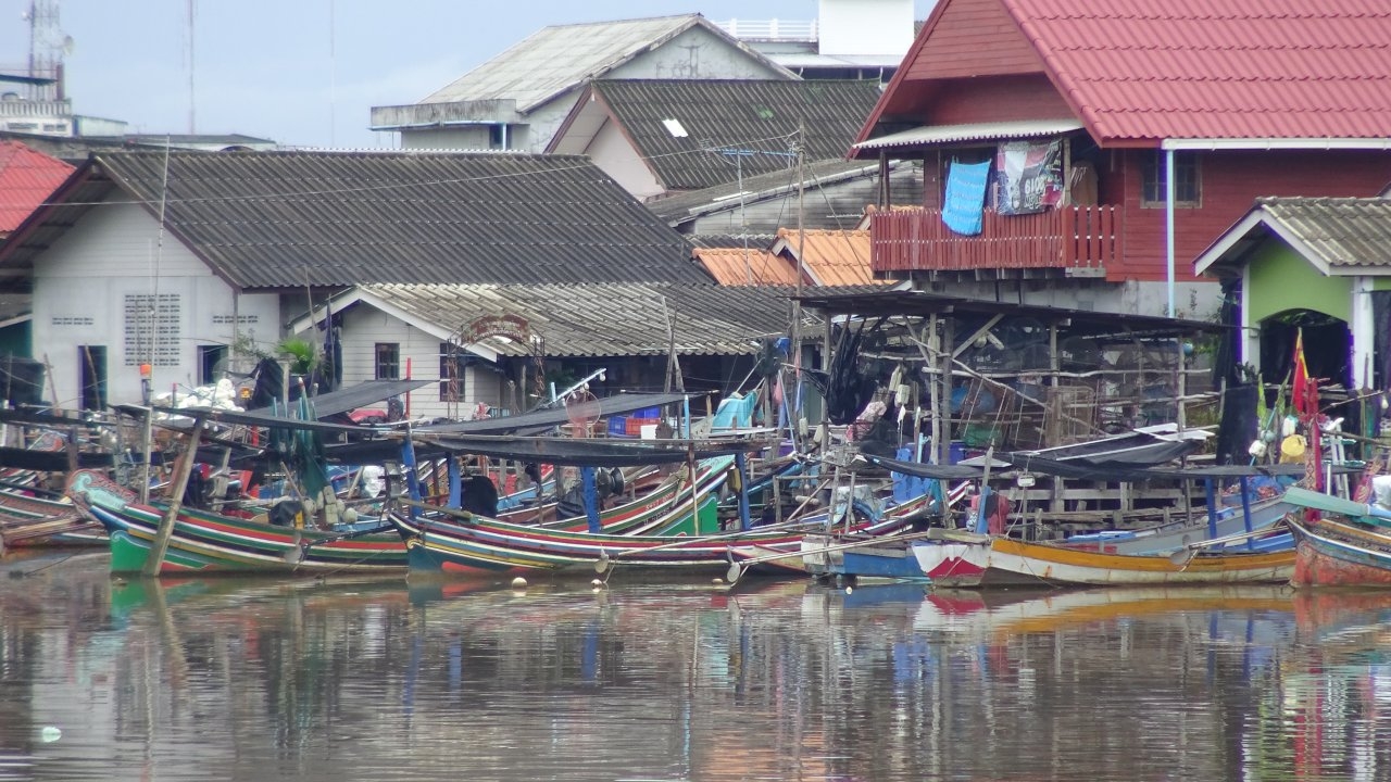 มรสุมเข้านราธิวาส ทะเลคลื่นลมแรง เรือประมงเล็กงดออกฝั่ง จอดนิ่งกว่า 500 ลำ