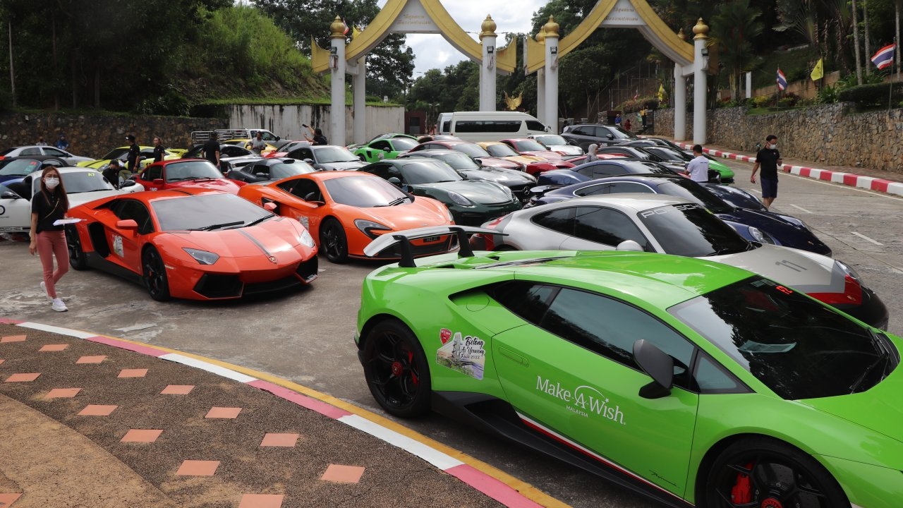นักท่องเที่ยวมาเลย์ขับซุปเปอร์คาร์ 30 กว่าคันเที่ยวเบตง พาบรรยากาศคึกคัก