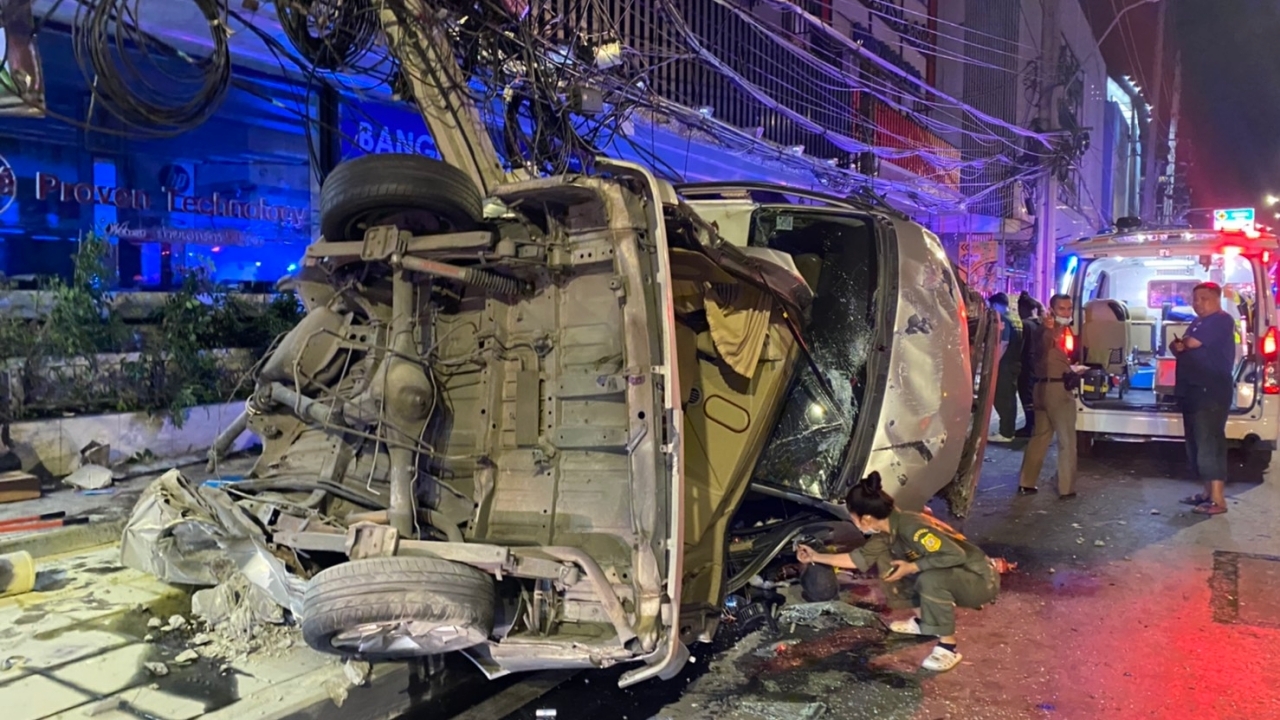 โชเฟอร์รถตู้ ซิ่งปาดไปมา ก่อนเสียหลักฟาดเสาไฟฟ้าแยกเกษตร บอก "เมา เมา"