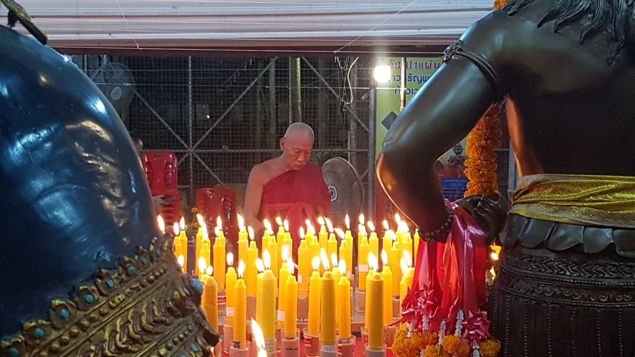 ชาวบ้านแห่ร่วมพิธี "จุดเทียนเสริมดวงชะตา" ไม่ลืมส่อง "เลขเด็ดงวดนี้" 16/11/65