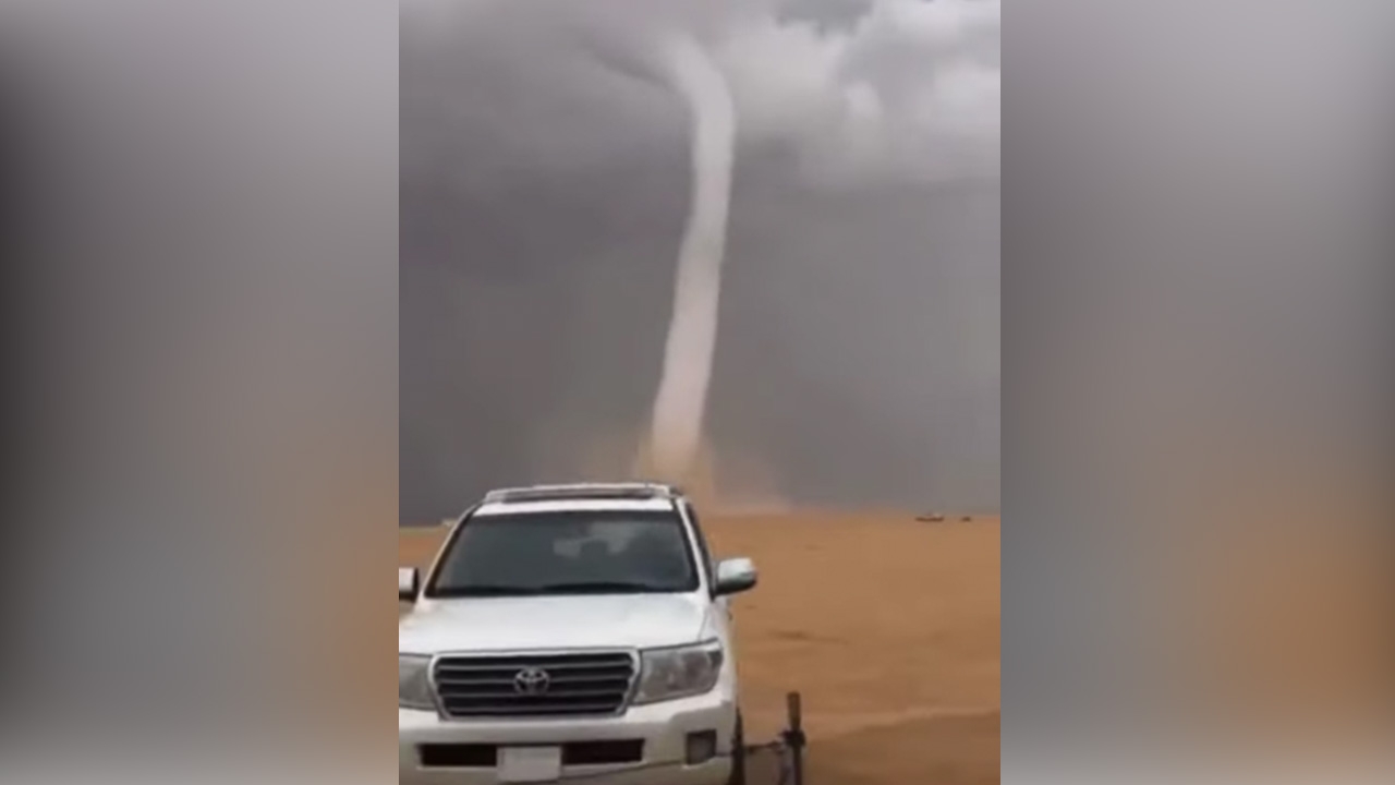 สุดระทึก ทอร์นาโดพัดถล่มกลางทะเลทรายคูเวต (คลิป)