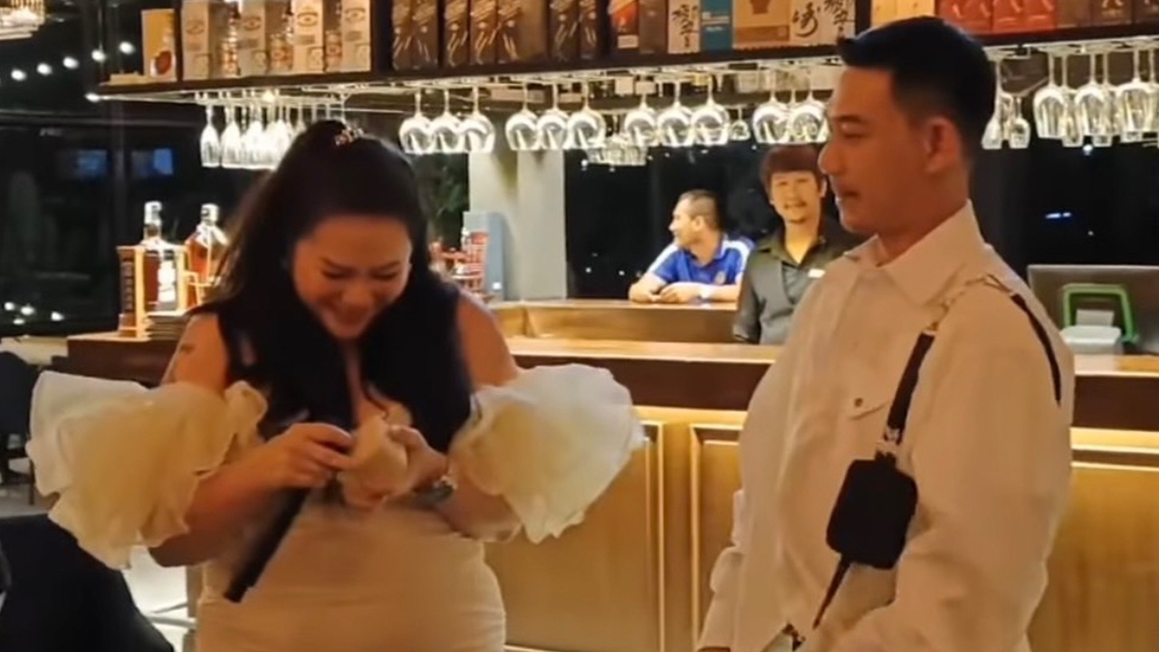 ตู่ จารุศิริ ทำเซอร์ไพรส์ขอแฟนหนุ่มแต่งงาน น้ำตาไหล ฝ่ายชายเซย์เยส (คลิป)