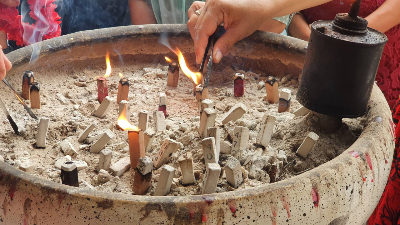 คอหวยคึกคัก ยืนเฝ้าธูป "ท้าวเวสสุวรรณ" หวังนำเลขเด็ดลุ้นโชคงวด 16/11/65