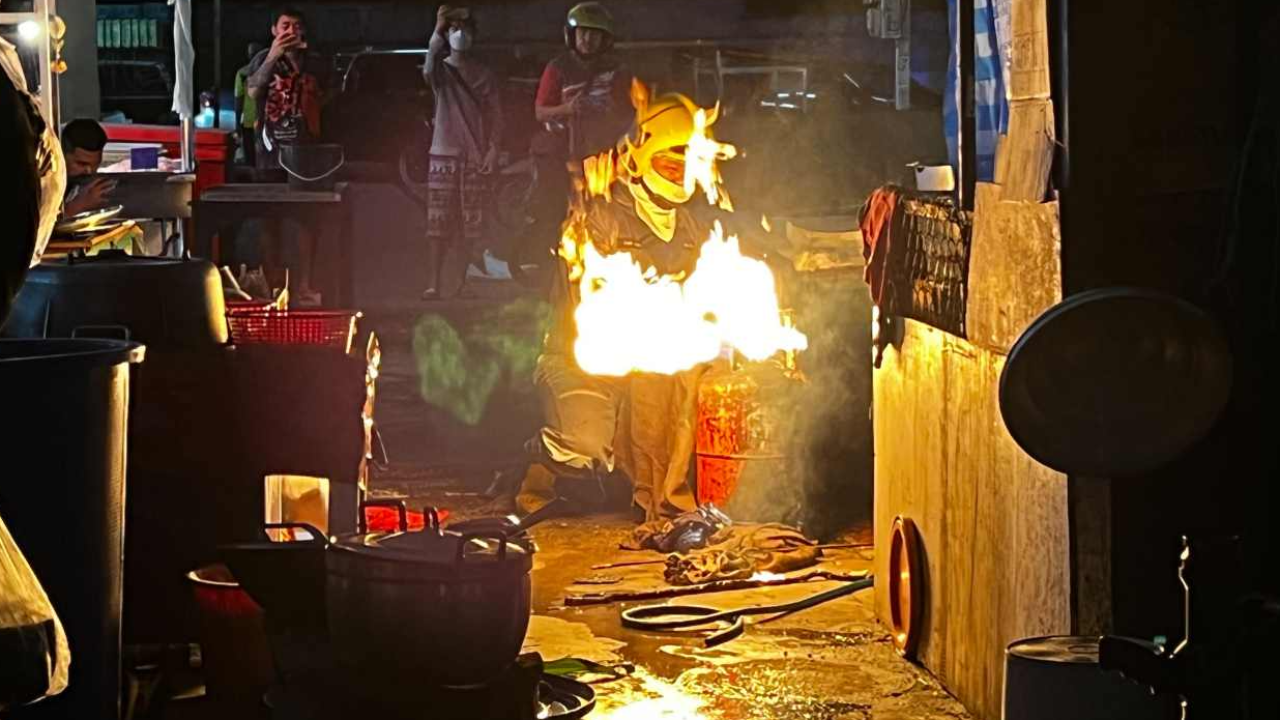 ถังแก๊สร้านขนมครกรั่ว ไฟลุกท่วมกลางตลาดสด คลอกบาดเจ็บ 3 